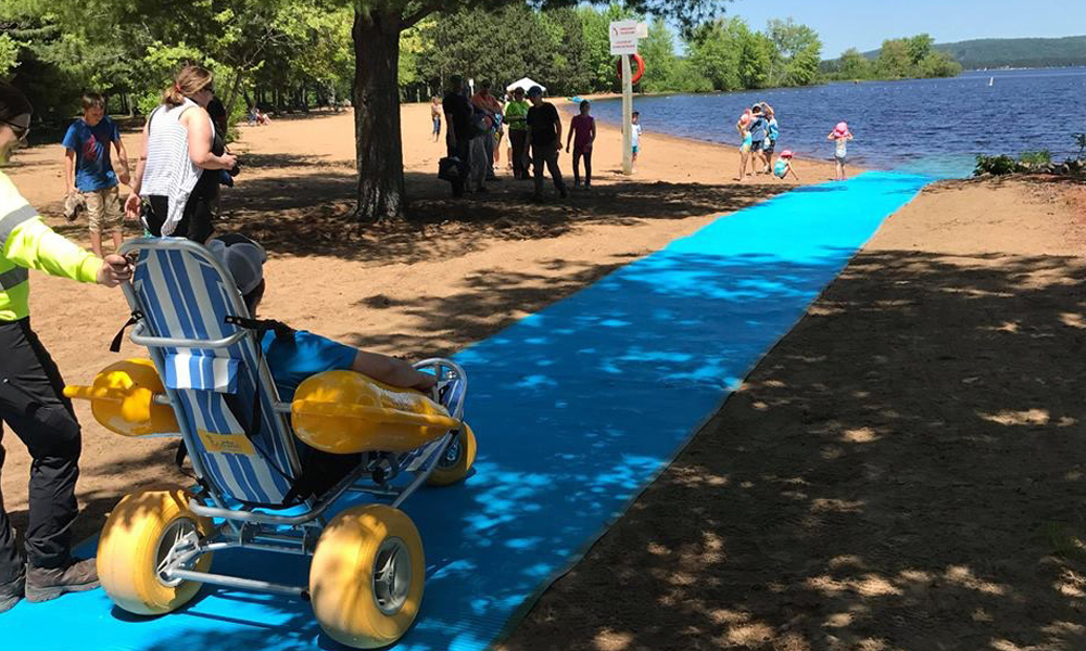 Tapis plage au bord de l'eau